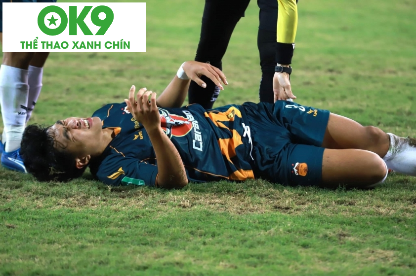 Lý Đức (HAGL) gặp chấn thương vì mặt sân xấu của SVĐ Mỹ Đình Lý Đức (HAGL) gặp chấn thương vì mặt sân xấu của SVĐ Mỹ Đình